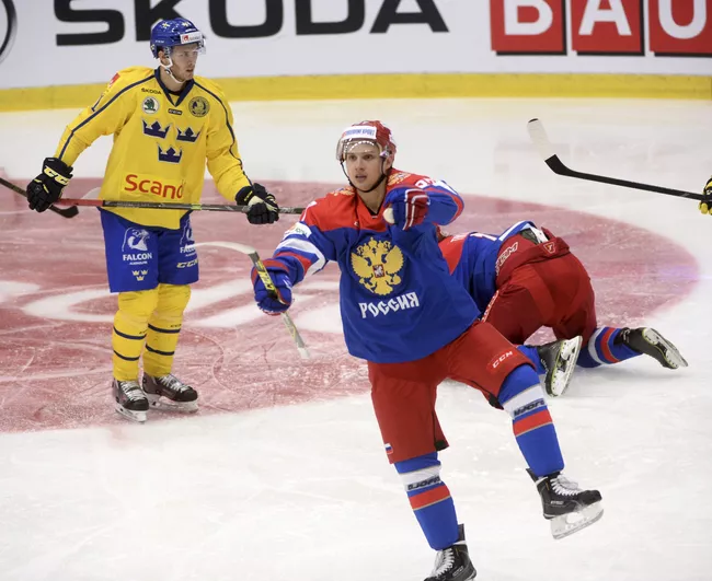 Форвард сборной России Вадим Шипачев (справа)
