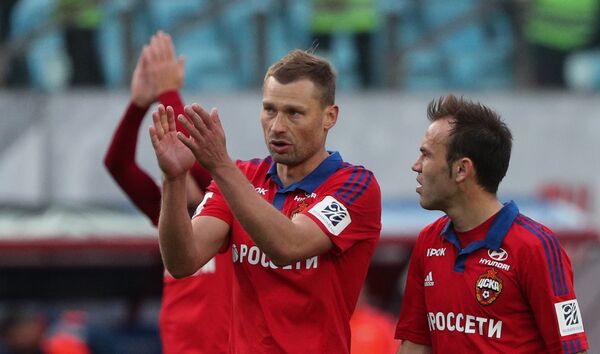 Футболисты ЦСКА Алексей Березуцкий (слева) и Бибрас Натхо