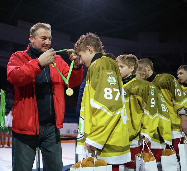 Владислав Третьяк во время награждения юных хоккеистов московского клуба Русь