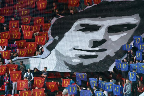 Баннер с изображением портрета советского хоккеиста Валерия Харламова на матче КХЛ