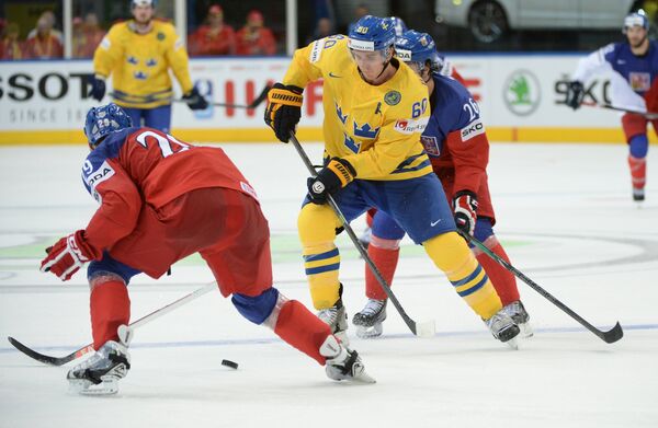 Форвард сборной Швеции по хоккею Микаэль Баклунд (в центре)