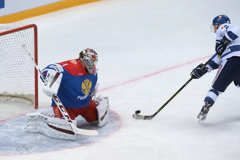 Вратарь сборной России Семён Варламов (слева) Вратарь сборной России Семён Варламов (слева)