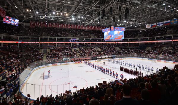 Игроки сборной России и сборной Финляндии перед началом матча группового этапа Еврохоккейтура
