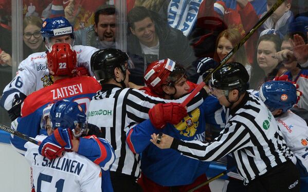 Потасовка между хоккеистами сборных России и Финляндии
