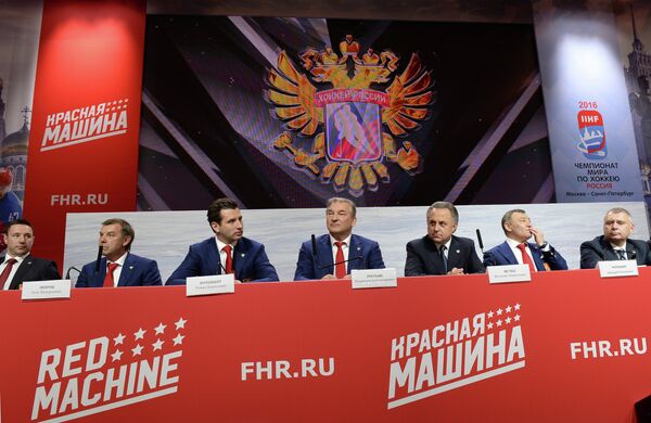 Президент федерации хоккея России Владислав Третьяк (в центре) на пресс-конференции