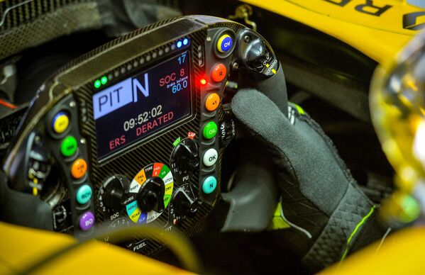 Рулевое колесо болида команды Формулы-1 Рено