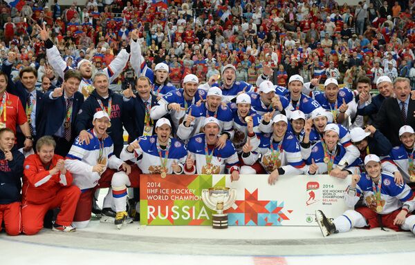 Хоккеисты сборной России после победы на чемпионате мира-2014