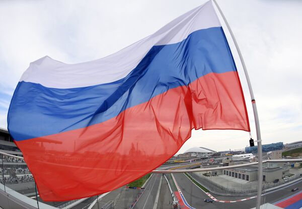Российский флаг на гоночной трассе Сочи Автодром