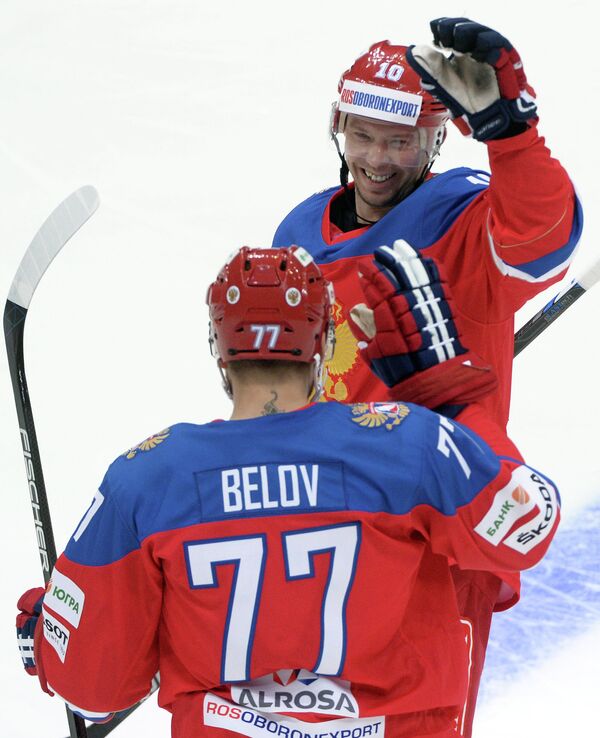 Хоккеисты сборной России Антон Белов (на первом плане) и Сергей Мозякин