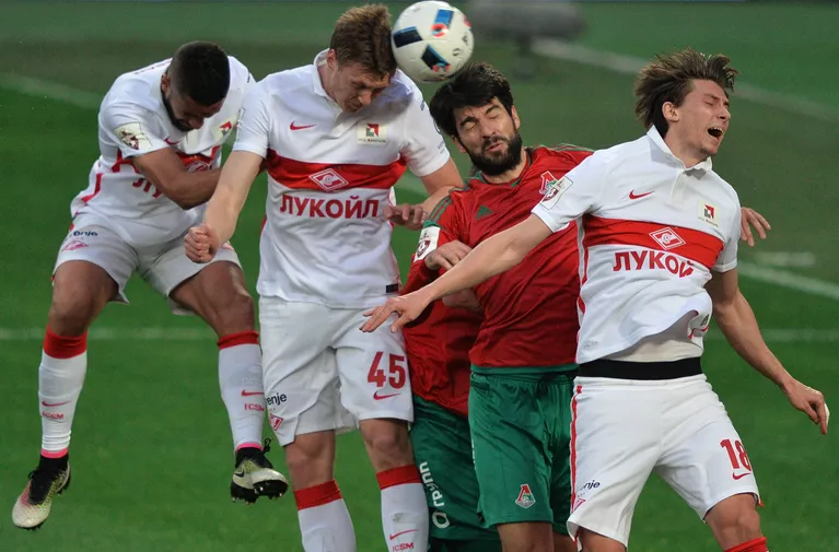 Игровой момент матча 26-го тура чемпионата России по футболу Локомотив - Спартак Игровой момент матча 26-го тура чемпионата России по футболу Локомотив - Спартак