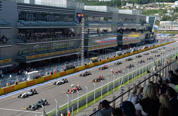 Болиды гонщиков на стартовой решетке Гран-при России