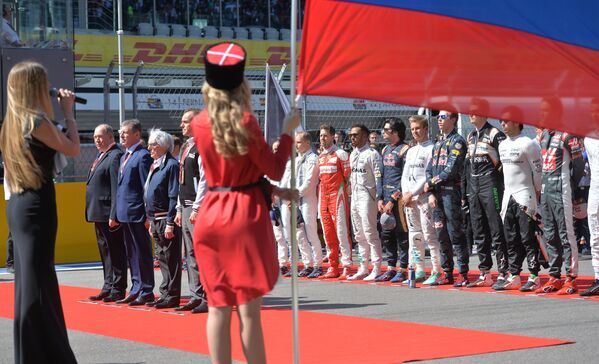 Гонщики во время парада пилотов перед стартом гонки Гран-при России Формулы-1