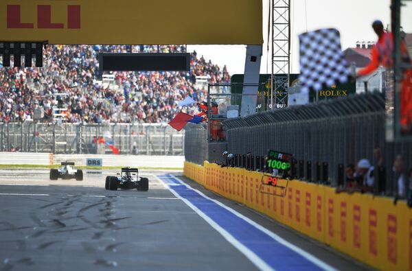 Окончание гонки на российском этапе чемпионата мира по кольцевым автогонкам в классе Формула-1