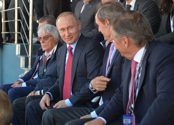 Владимир Путин (в центре) и Берни Экклстоун (слева)