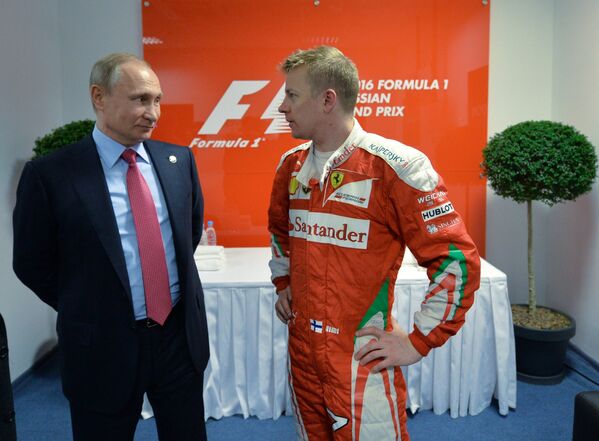 Президент России Владимир Путин (слева) и гонщик команды Феррари Кими Райкконен