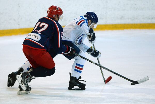 Игровой момент матча  Ночной хоккейной лиги между командами Ягуар (Москва) и Челси (Москва)