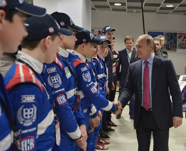 Владимир Путин (справа на первом плане)