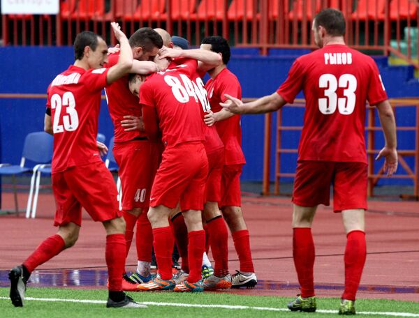 Футболисты Мордовии радуются забитому мячу