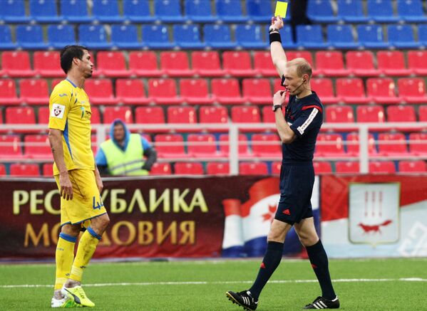 Защитник Ростова Сесар Навас (слева) получает желтую карточку