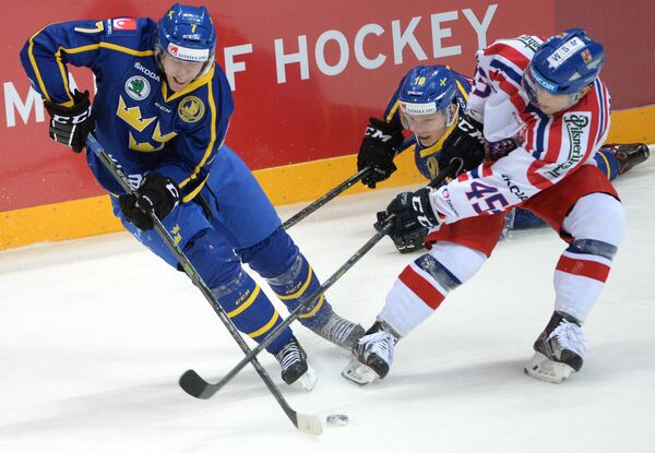 Нападающий сборной Швеции по хоккею Йон Норман (слева)
