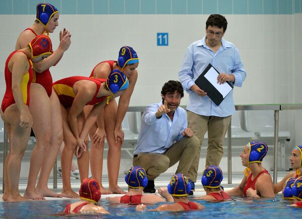 Главный тренер сборной Испании Мигель Анхель Оса (в центре) и игроки команды