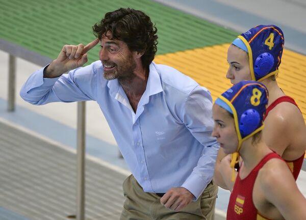 Главный тренер сборной Испании Мигель Анхель Оса дает указания игрокам своей команды