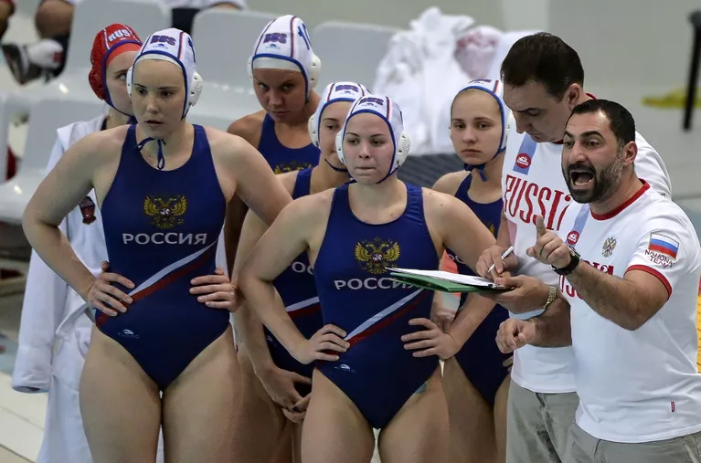 Главный тренер женской сборной России по водному поло Александр Гайдуков (справа) и игроки команды Главный тренер женской сборной России по водному поло Александр Гайдуков (справа) и игроки команды