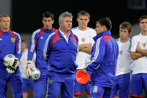 Гус Хиддинк (в центре) и Игорь Корнеев (на первом плане справа) с футболистами сборной России на тренировке
