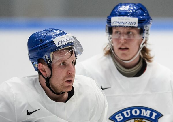 Форвард сборной Финляндии по хоккею Леонид Комаров (слева)