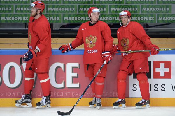 Хоккеисты сборной России Иван Телегин, Сергей Мозякин и Павел Дацюк (слева направо)