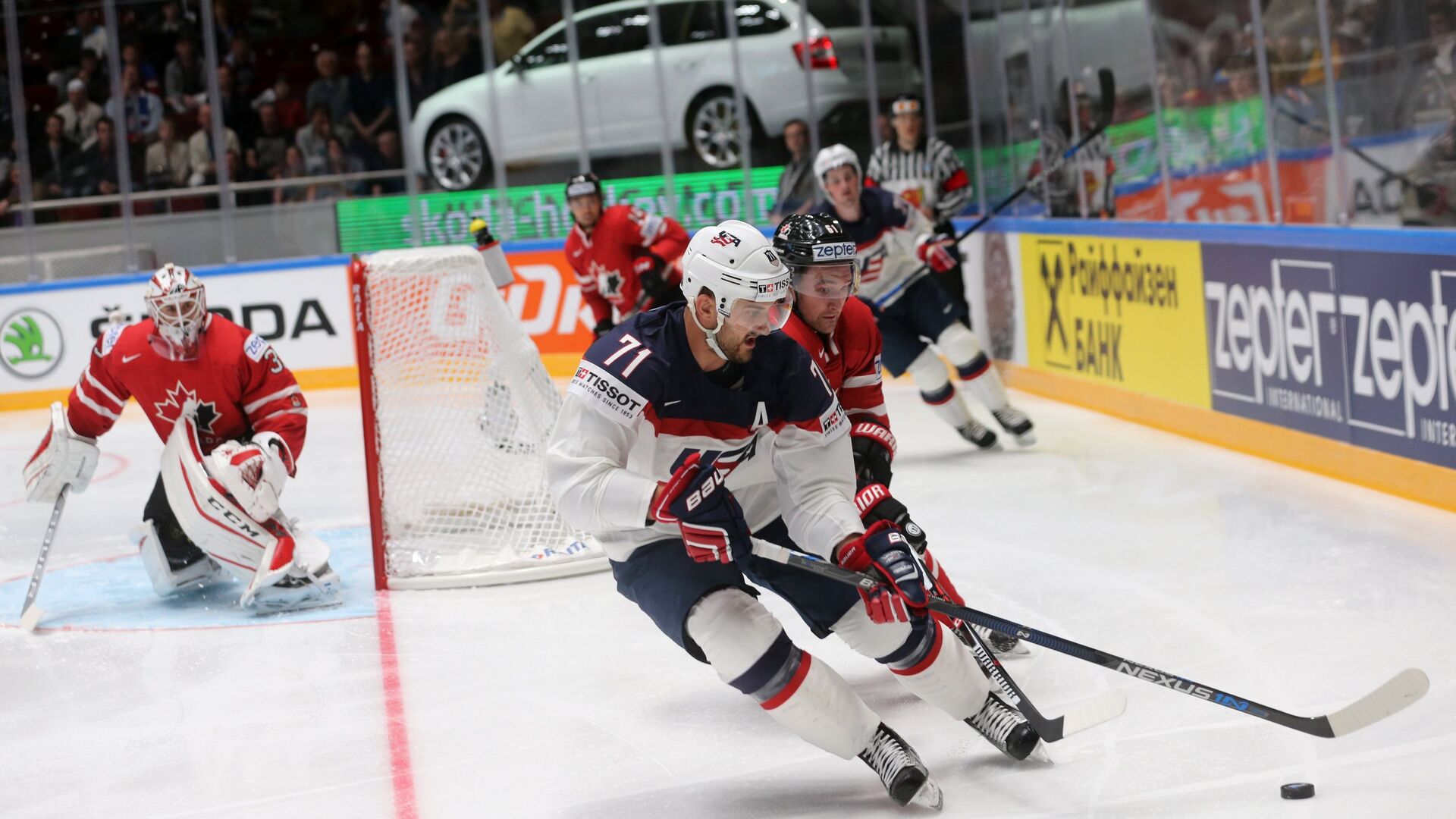 Форварды сборной США Ник Фолиньо (слева) и сборной Канады Марк Стоун - РИА Новости, 1920, 15.10.2025