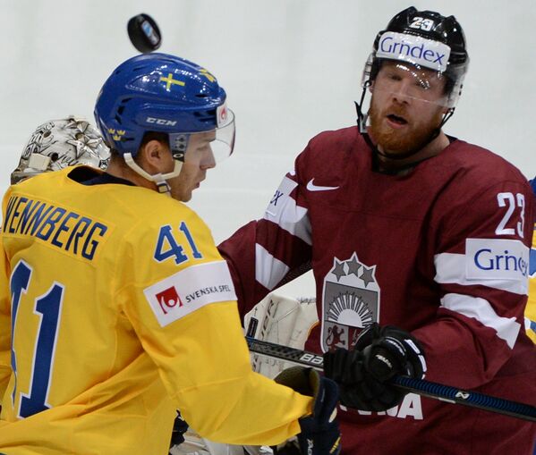 Игрок сборной Швеции Александер Веннберг (слева) и игрок сборной Латвии Александр Ерофеев