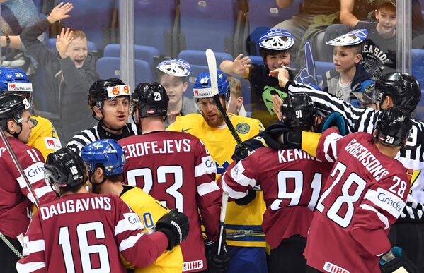 Игровой момент в матче группового этапа чемпионата мира по хоккею между сборными командами Швеции и Латвии.
