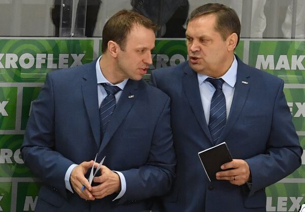 Главный тренер сборной Латвии Леонид Береснев (справа)