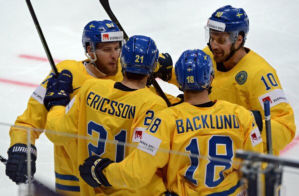 Игроки сборной Швеции радуются заброшенной шайбе (второй слева - автор гола Джимми Эрикссон)