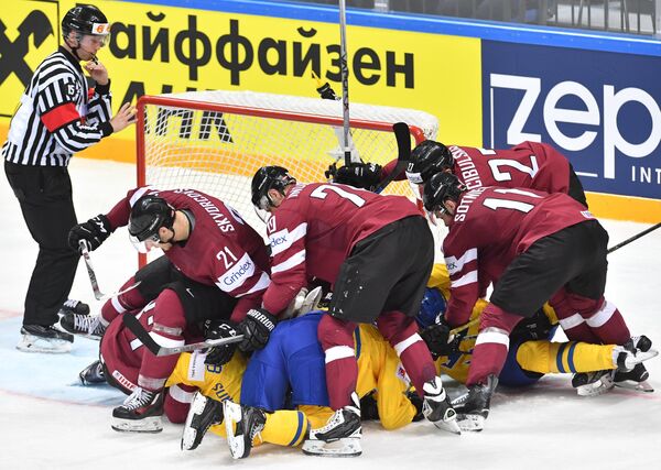Игровой момент в матче группового этапа чемпионата мира по хоккею между сборными командами Швеции и Латвии