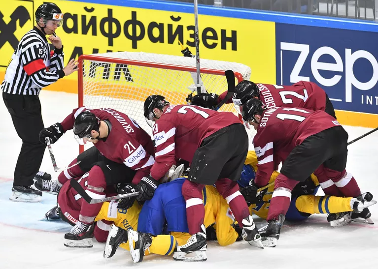 Игровой момент в матче группового этапа чемпионата мира по хоккею между сборными командами Швеции и Латвии Игровой момент в матче группового этапа чемпионата мира по хоккею между сборными командами Швеции и Латвии