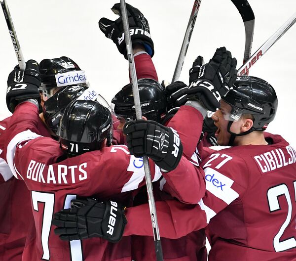 Игроки сборной Латвии радуются заброшенной шайбе