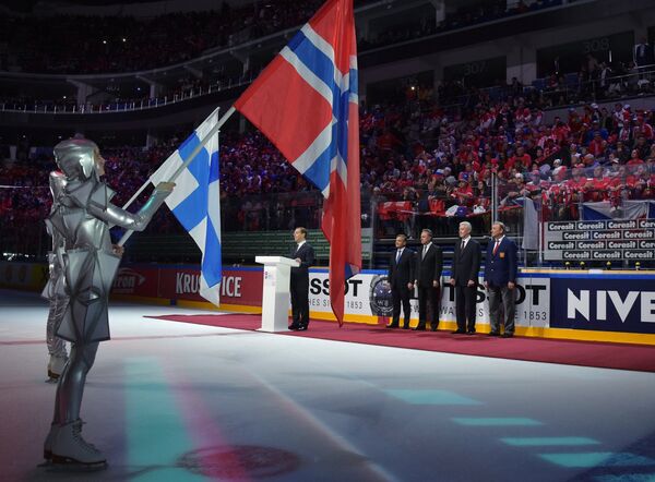 Дмитрий Медведев (на дальнем плане слева) участвует в церемонии открытия чемпионата мира по хоккею 2016 в Москве