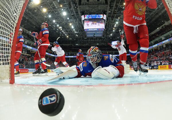 Вратарь сборной России Сергей Бобровский пропускает шайбу в матче с командой Чехии