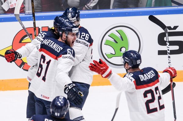 Хоккеисты сборной Словакии радуются забитой шайбе