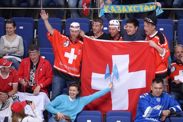 Болельщики во время матча группового этапа чемпионата мира по хоккею между сборными командами Швейцарии и Казахстана