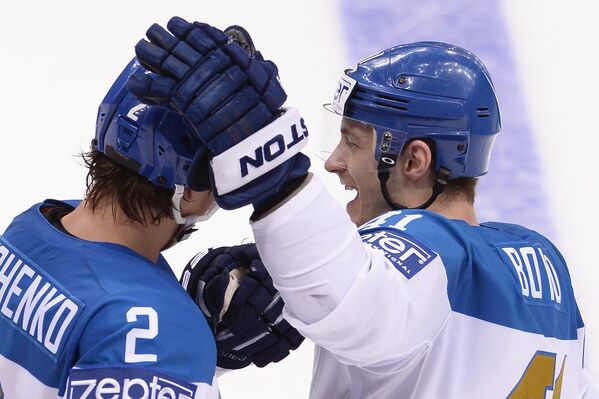 Хоккеисты сборной Казахстана Дастин Бойд (справа) и Роман Савченко радуются заброшенной шайбе