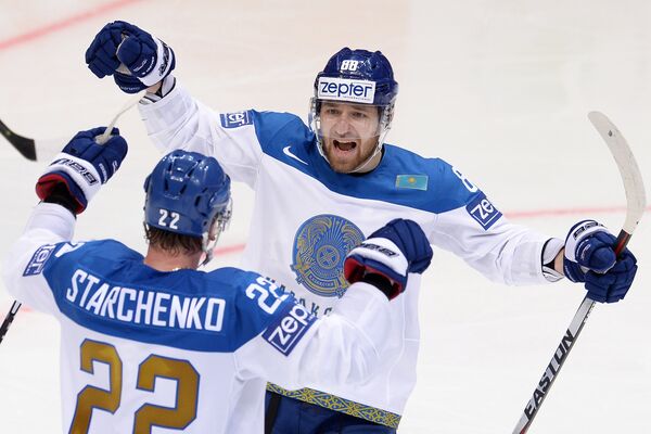Хоккеисты сборной Казахстана Евгений Рымарев (справа) и Роман Старченко радуются заброшенной шайбе
