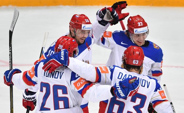 Хоккеисты сборной России радуются забитой шайбе