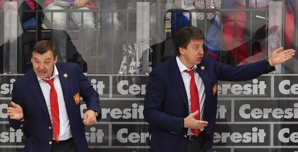 Главный тренер сборной России Олег Знарок (слева) и тренер сборной Харийс Витолиньш