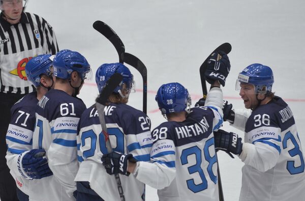сборной Финляндии Лео Комаров, Александр Барков, Патрик Лайне, Юусо Хиетанен, Юсси Йокинен (слева направо)