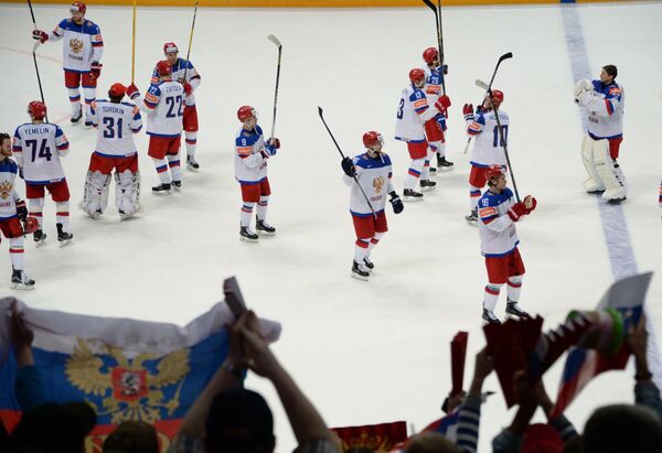 Хоккеисты сборной России приветствуют болельщиков после победы