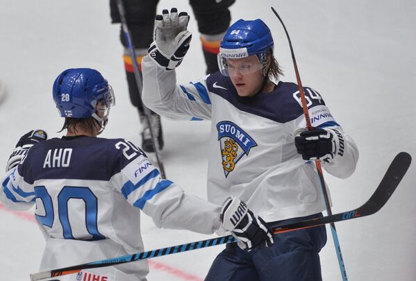 Игроки сборной Финляндии Себастьян Ахо (слева) и Микаэль Гранлунд
