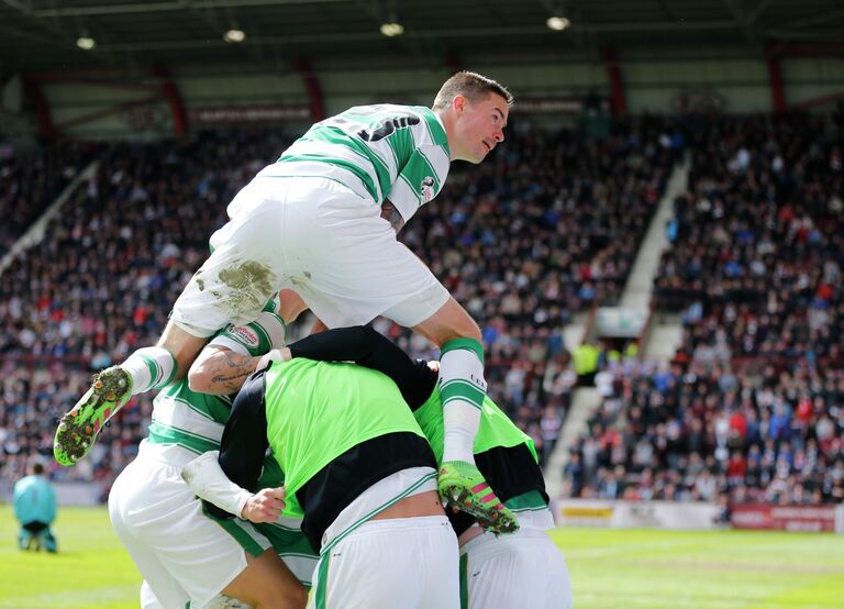 Футболисты Селтика радуются забитому мячу